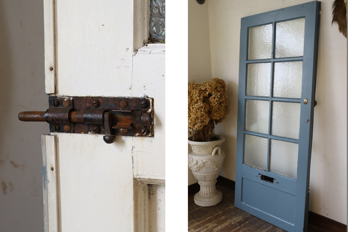 X419 イギリスの古い くすみブルー×ホワイトのガラスがはめ込まれたペイントドア 格子ドア 建具